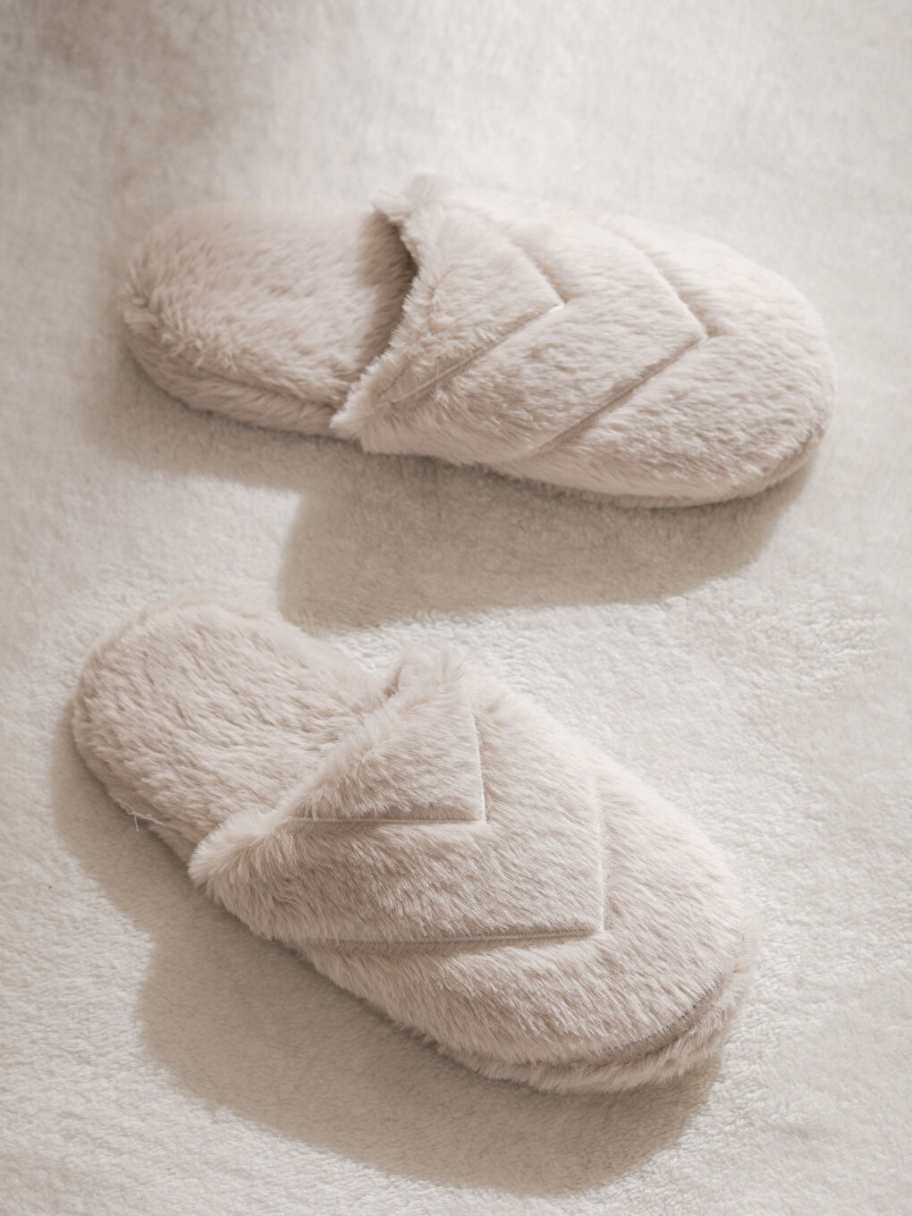 Bej Nakışlı Pelüş Kız Çocuk Ev Terliği-1