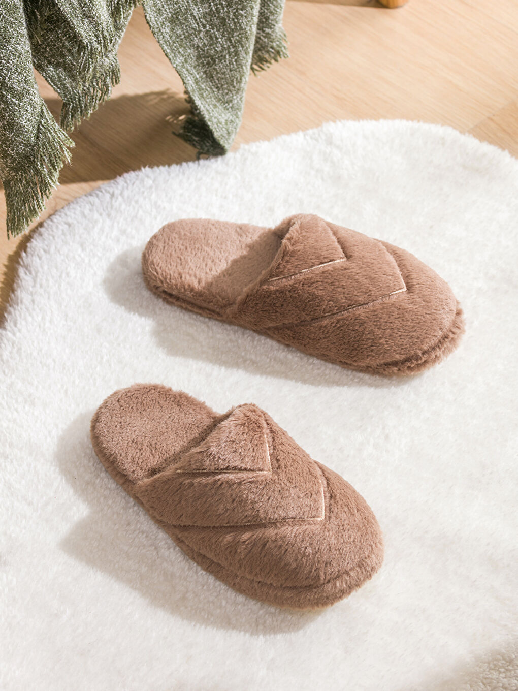 Kahverengi Nakışlı Pelüş Kız Çocuk Ev Terliği-1