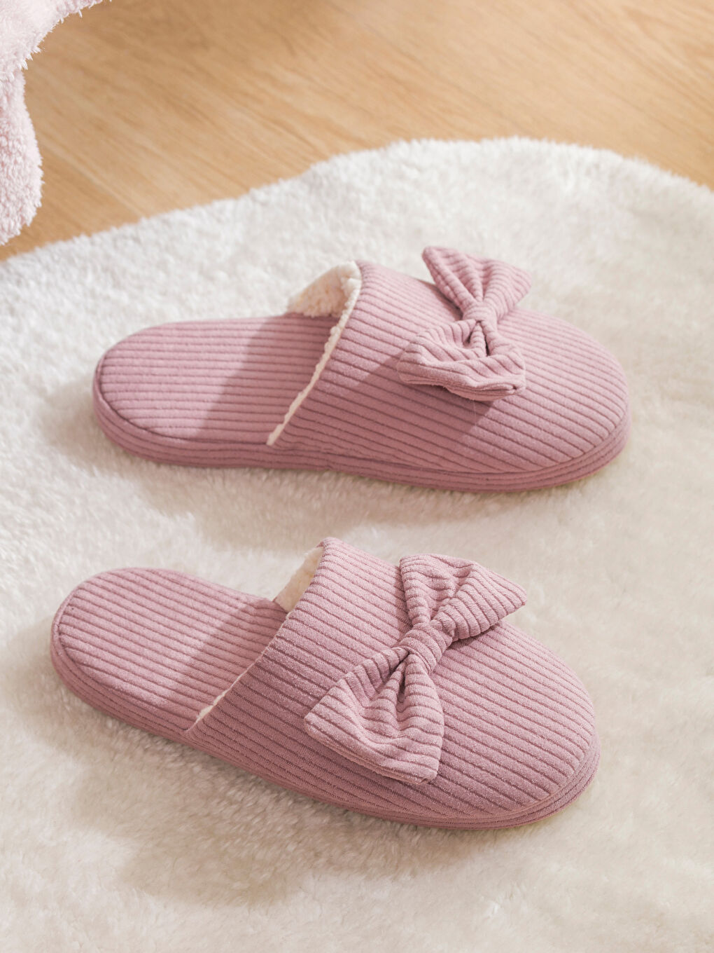 Pembe Pelüş Fiyonklu Kadın Ev Terliği-1