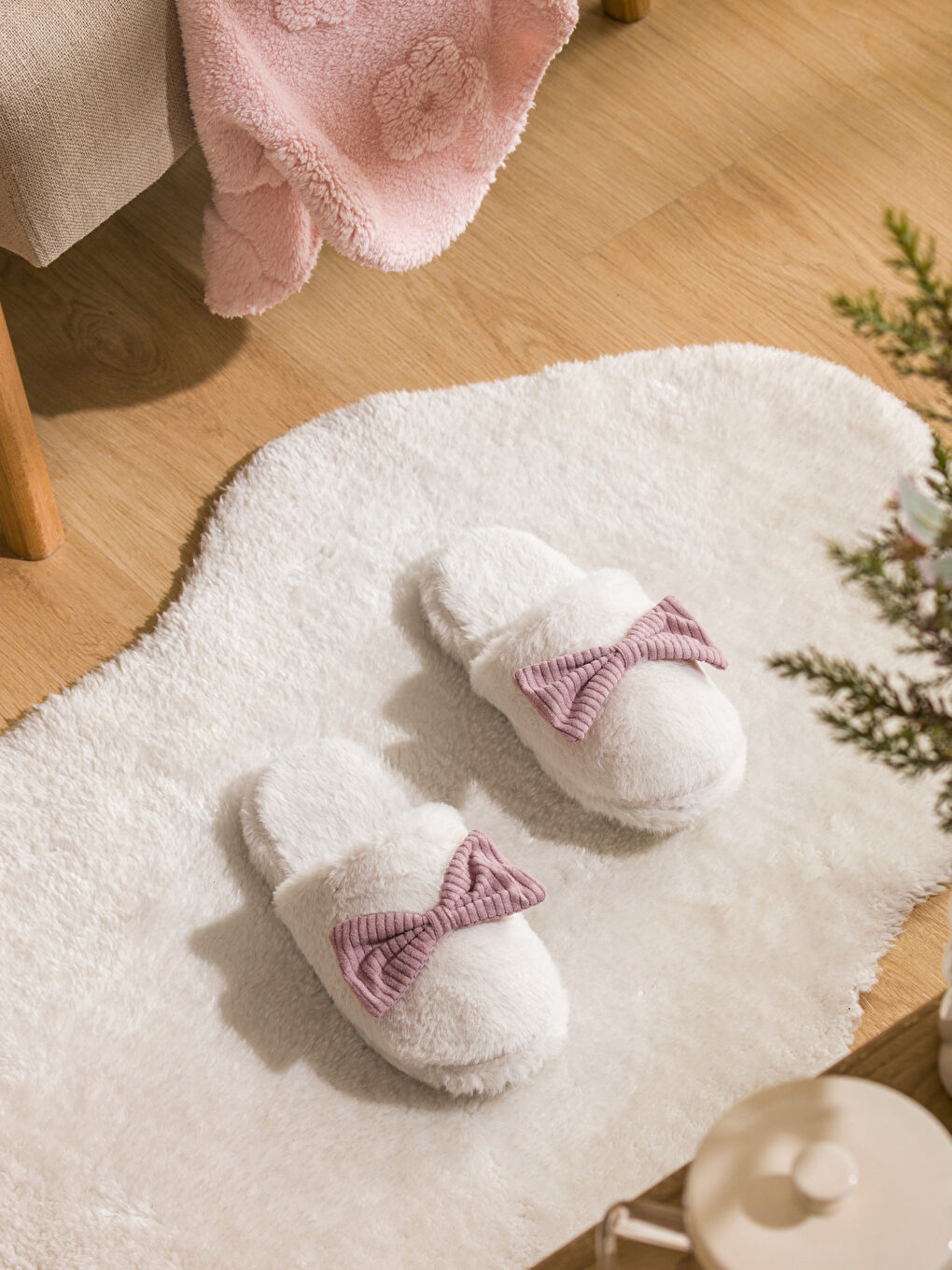 Beyaz Fiyonk Figürlü Pelüş Kadın Ev Terliği