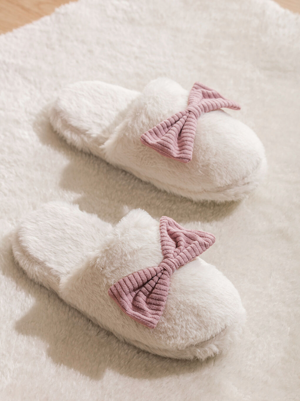 Beyaz Fiyonk Figürlü Pelüş Kadın Ev Terliği-1