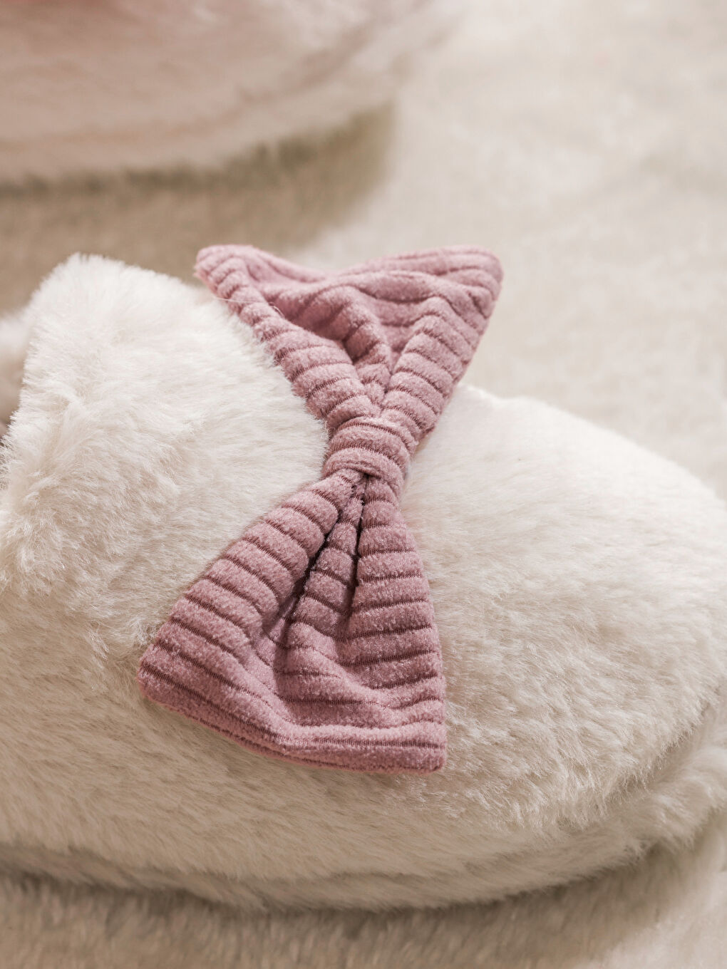 Beyaz Fiyonk Figürlü Pelüş Kadın Ev Terliği-2