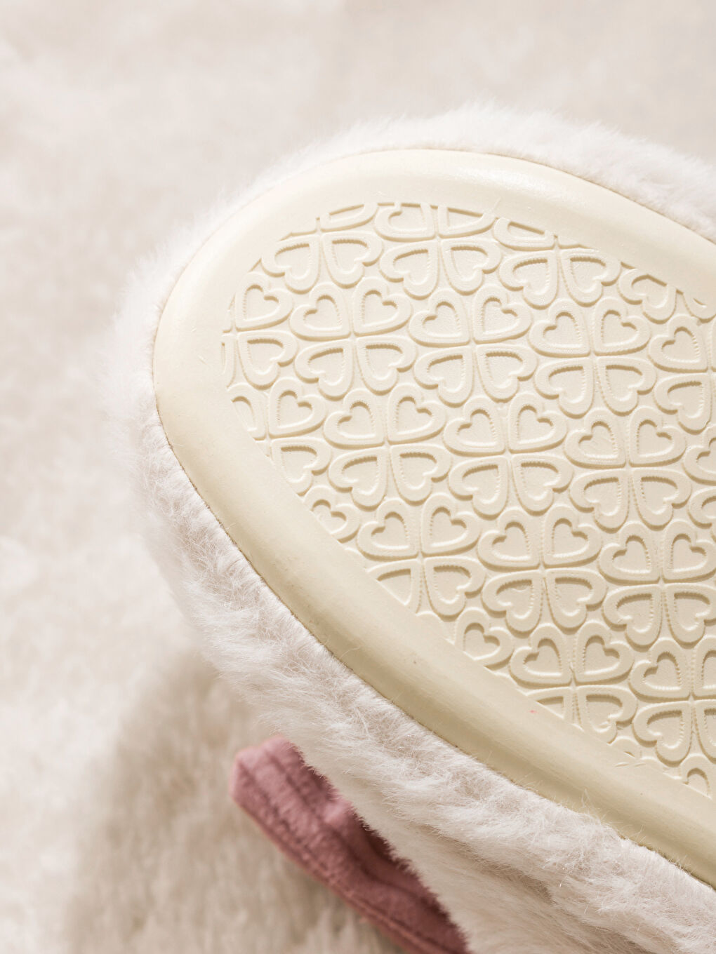 Beyaz Fiyonk Figürlü Pelüş Kadın Ev Terliği-4