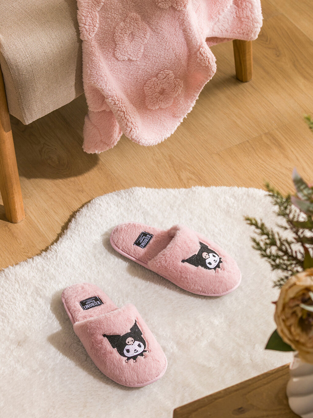 Pembe Kuromi Nakışlı Pelüş Kadın Ev Terliği