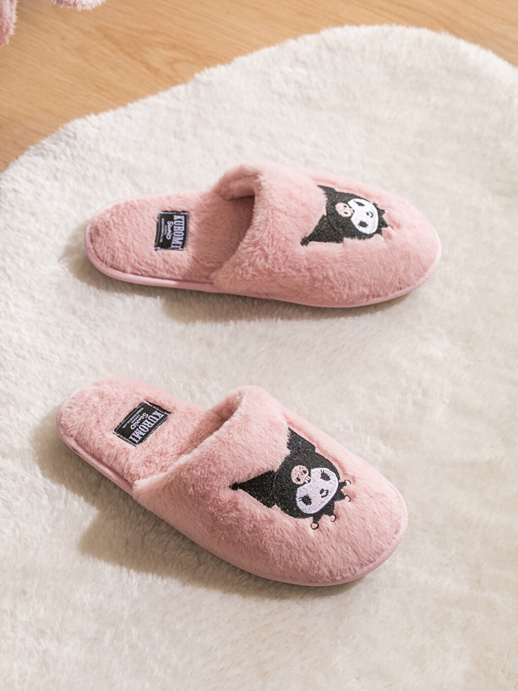 Pembe Kuromi Nakışlı Pelüş Kadın Ev Terliği-1