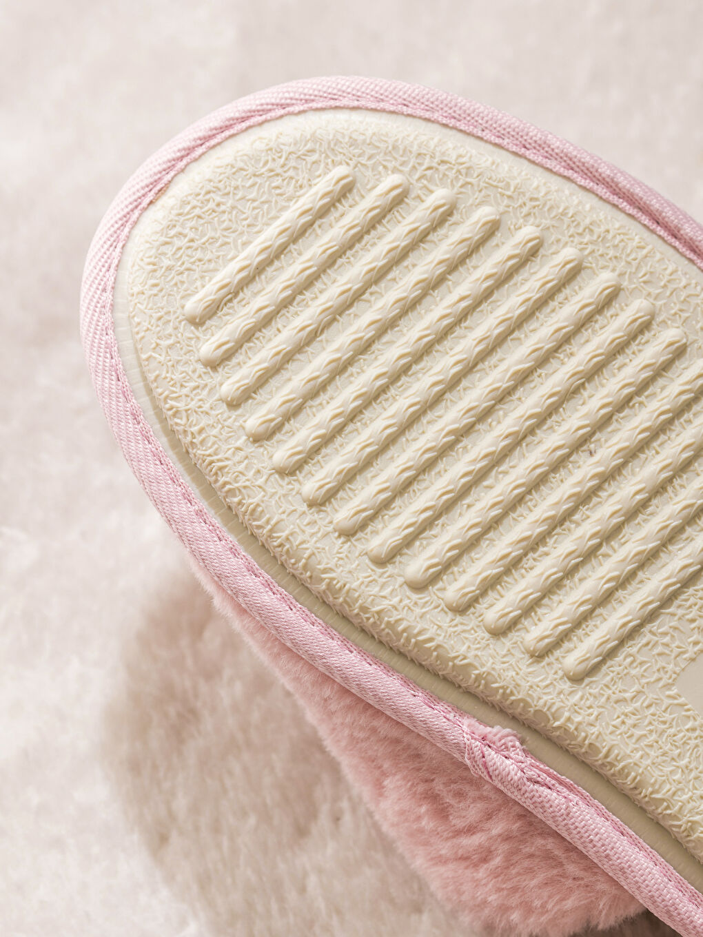 Pembe Kuromi Nakışlı Pelüş Kadın Ev Terliği-4