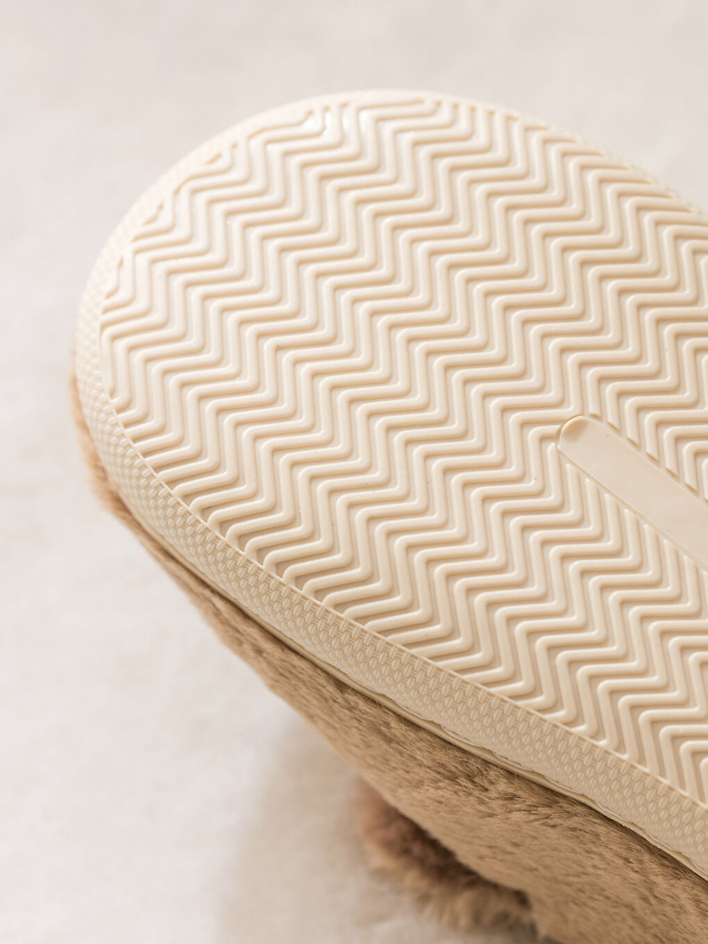 Bej Hayvan Figürlü Pelüş Kadın Ev Terliği-4