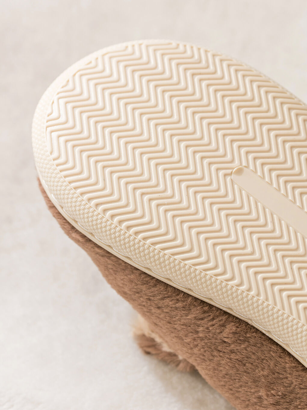 Kahverengi Hayvan Figürlü Pelüş Kadın Ev Terliği-4