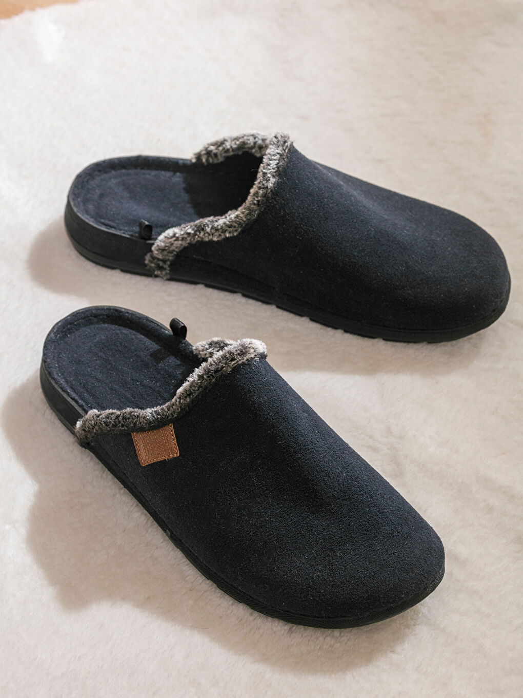 Siyah Süet Görünümlü İçi Kürklü Erkek Ev Terliği -1