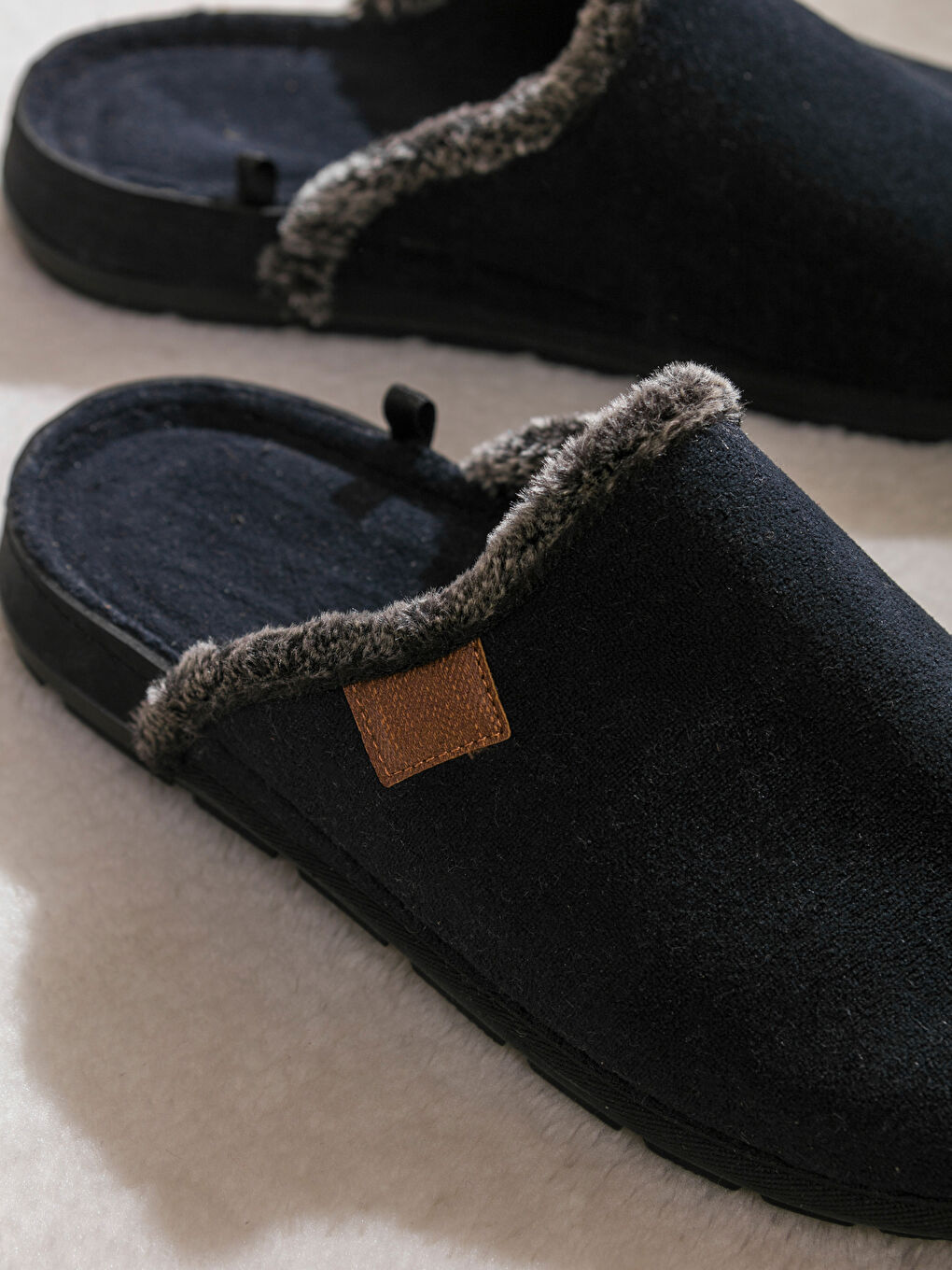 Siyah Süet Görünümlü İçi Kürklü Erkek Ev Terliği -2