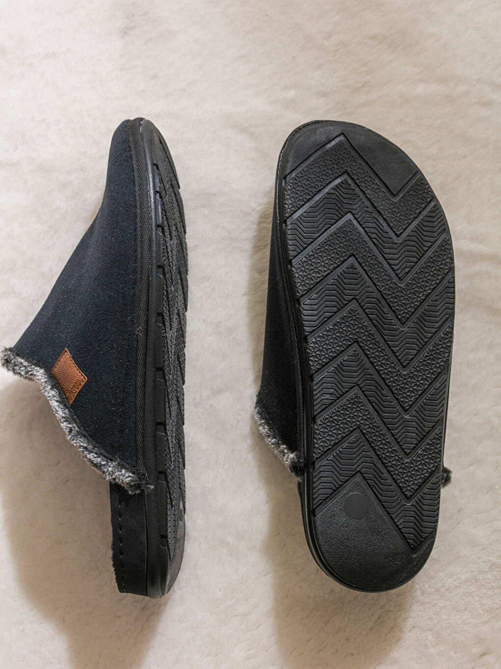 Siyah Süet Görünümlü İçi Kürklü Erkek Ev Terliği -3