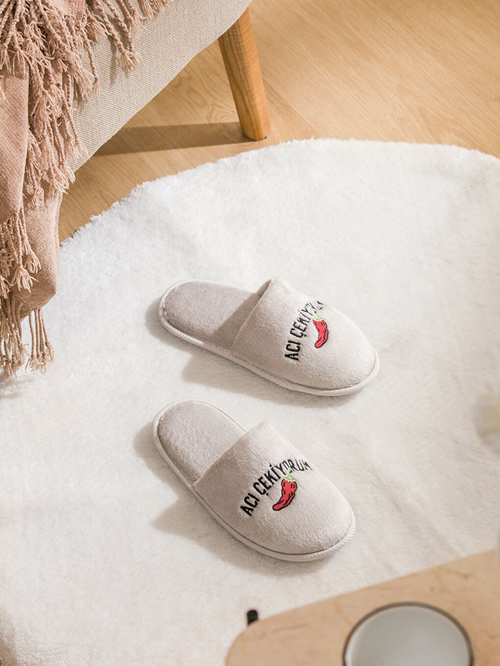 Bej Slogan Nakışlı Pelüş Kadın Ev Terliği