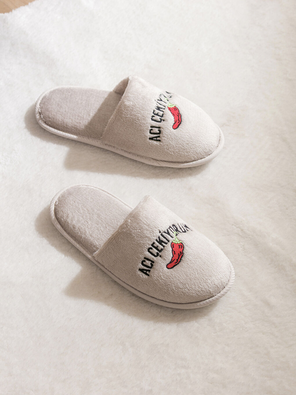 Bej Slogan Nakışlı Pelüş Kadın Ev Terliği-1