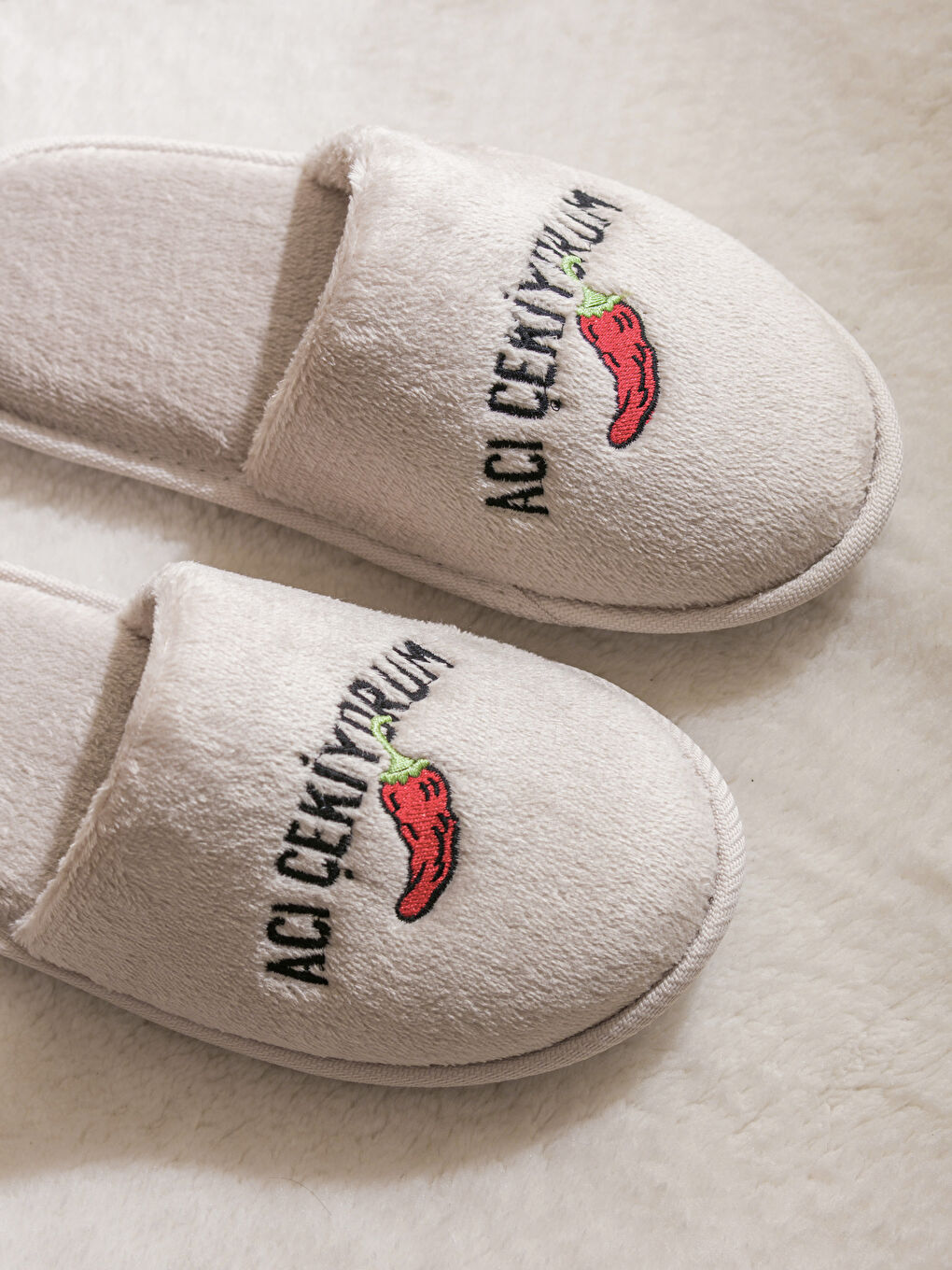 Bej Slogan Nakışlı Pelüş Kadın Ev Terliği-2