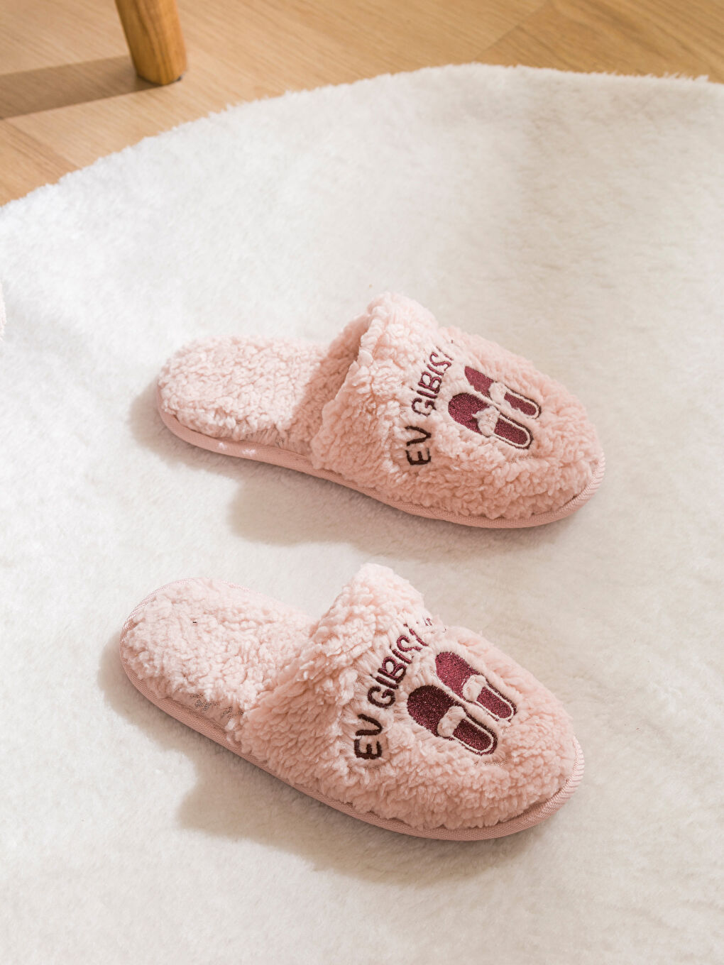 Pembe Slogan Nakışlı Pelüş Kadın Ev Terliği-1