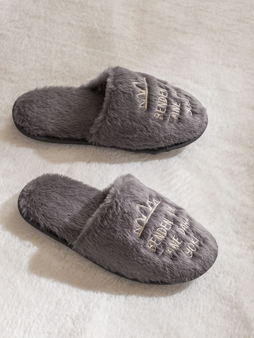 Gri Slogan Nakışlı Kadın Pelüş Ev Terliği-1