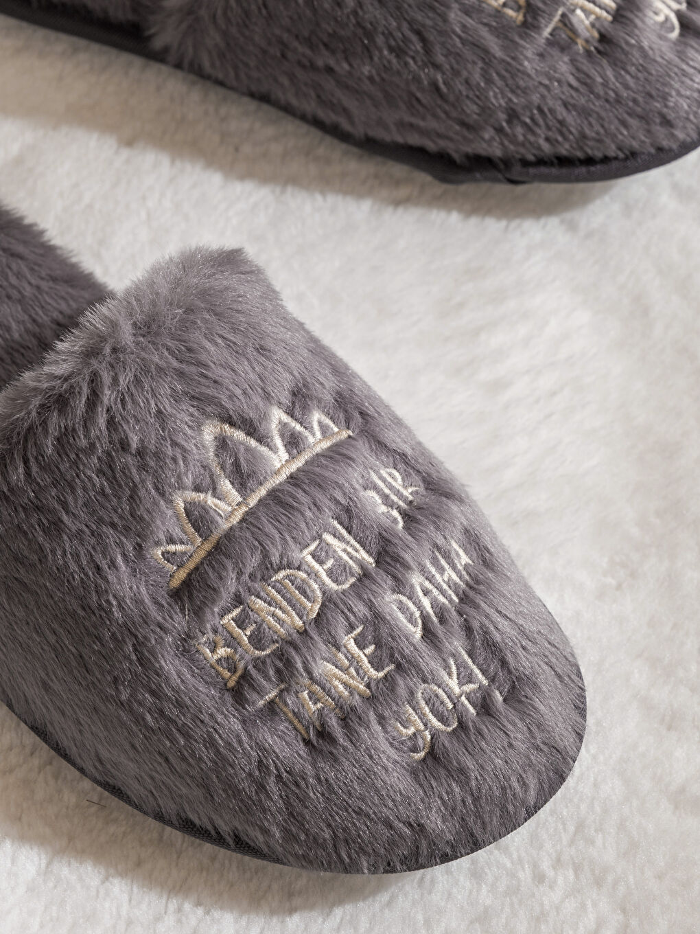 Gri Slogan Nakışlı Kadın Pelüş Ev Terliği-2