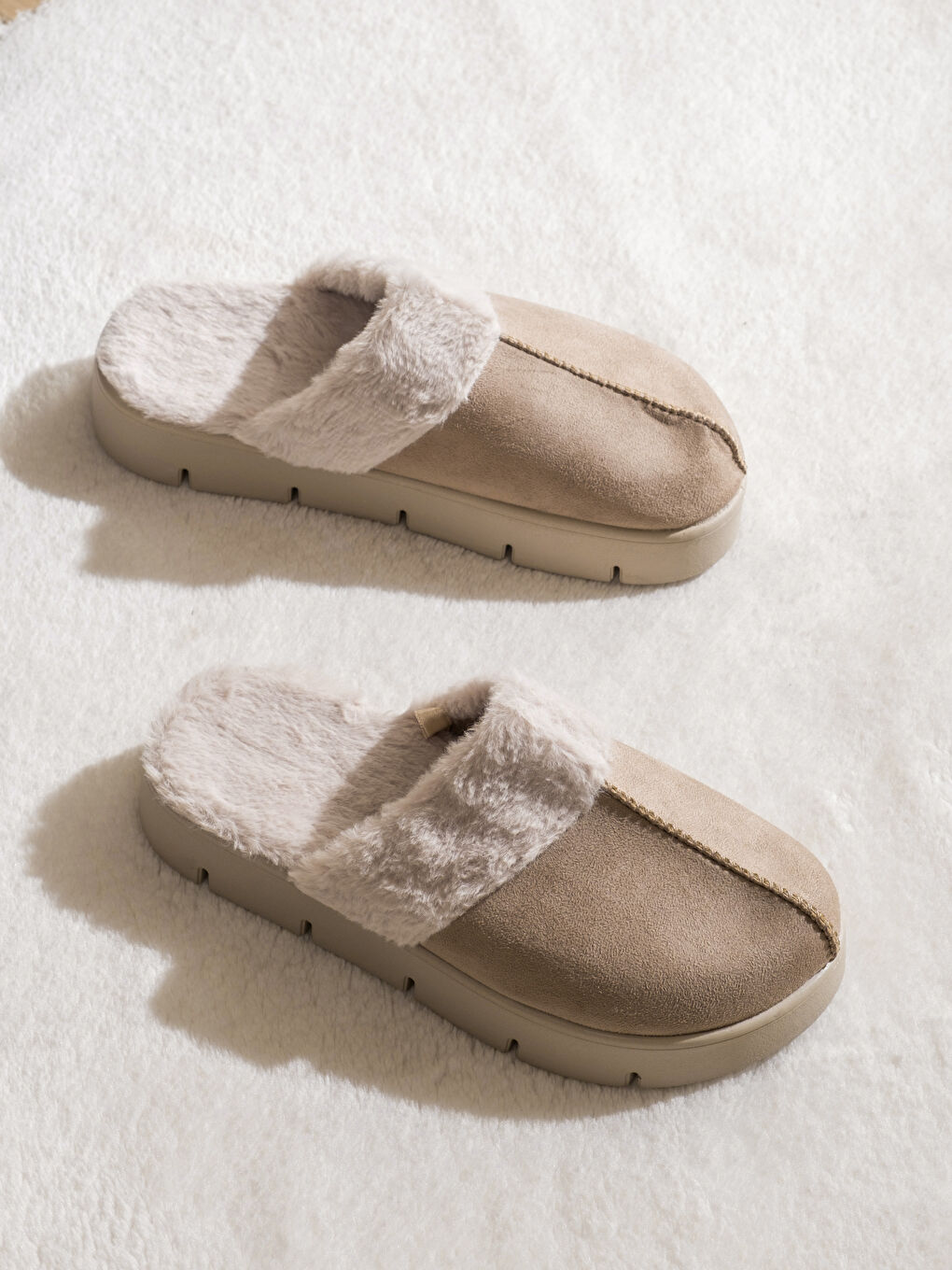 Bej İçi Tüylü Kadın Ev Terliği-1