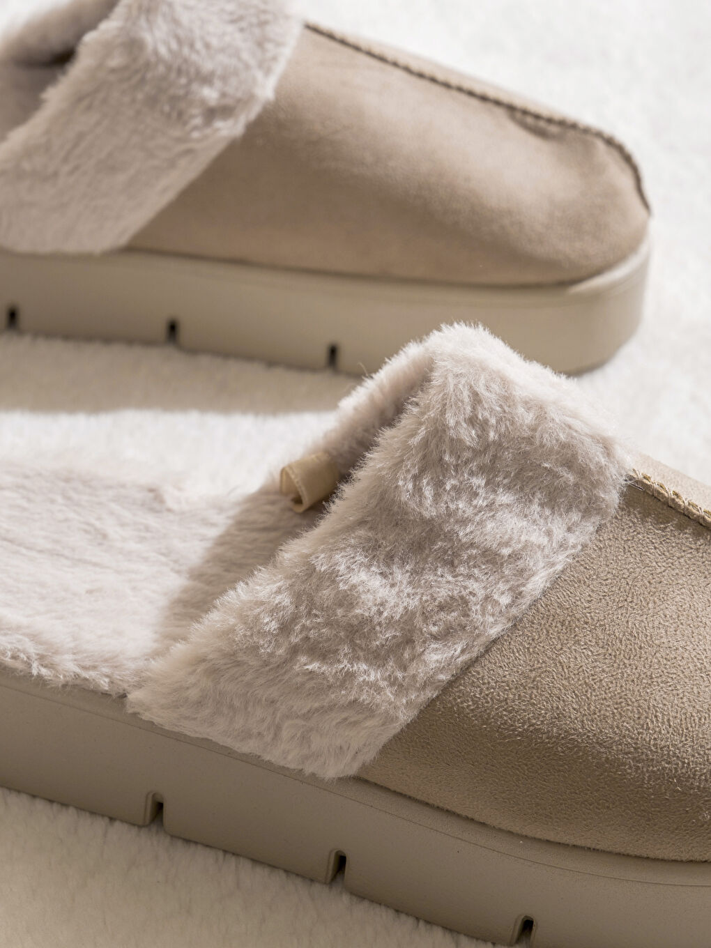 Bej İçi Tüylü Kadın Ev Terliği-2