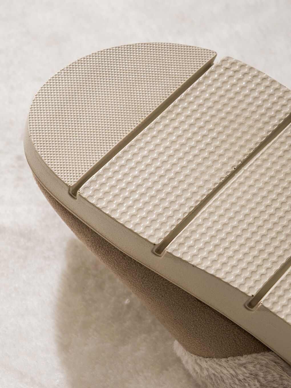 Bej İçi Tüylü Kadın Ev Terliği-4