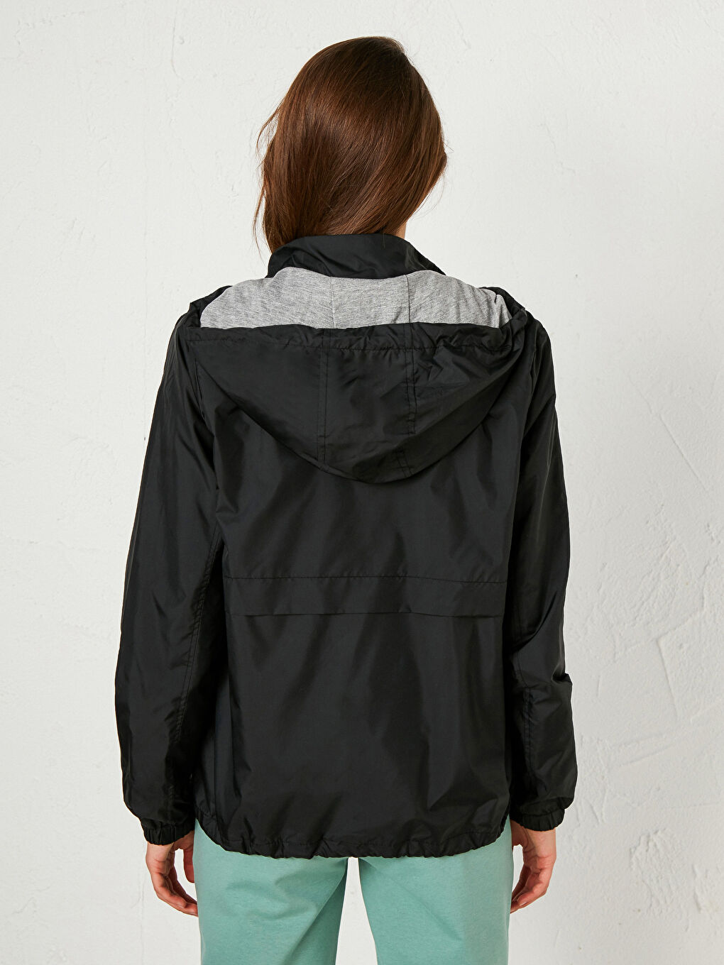 Siyah Kapüşonlu Uzun Kollu Kadın Yağmurluk-4