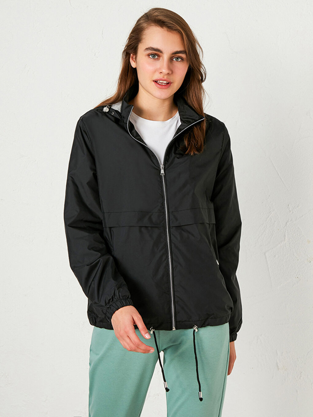 Siyah Kapüşonlu Uzun Kollu Kadın Yağmurluk