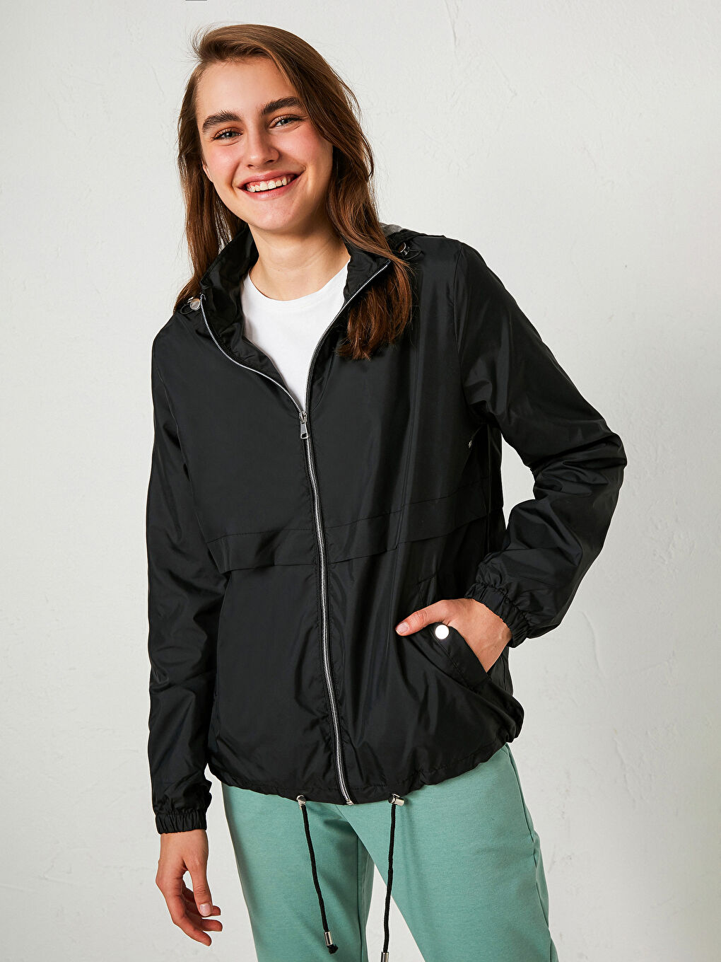 Siyah Kapüşonlu Uzun Kollu Kadın Yağmurluk-1