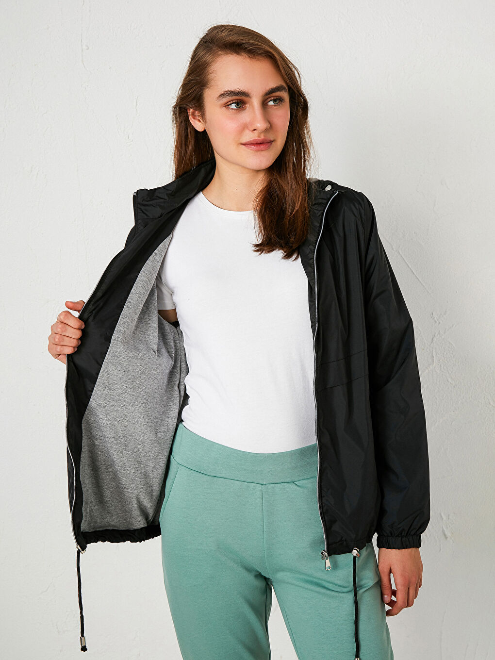 Siyah Kapüşonlu Uzun Kollu Kadın Yağmurluk-2