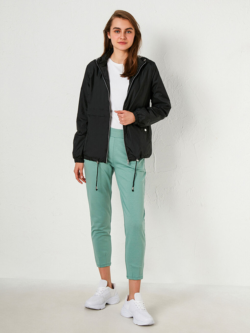 Siyah Kapüşonlu Uzun Kollu Kadın Yağmurluk-3