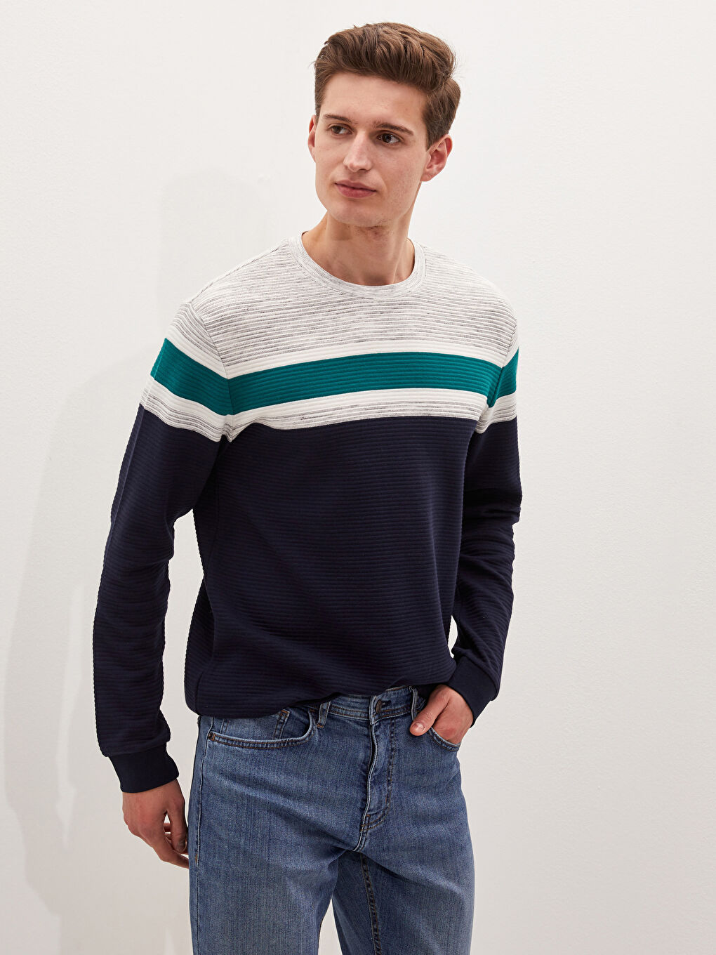 تيشيرت رجالي مُخَطَّط كم طويل برقبة دائرية-1