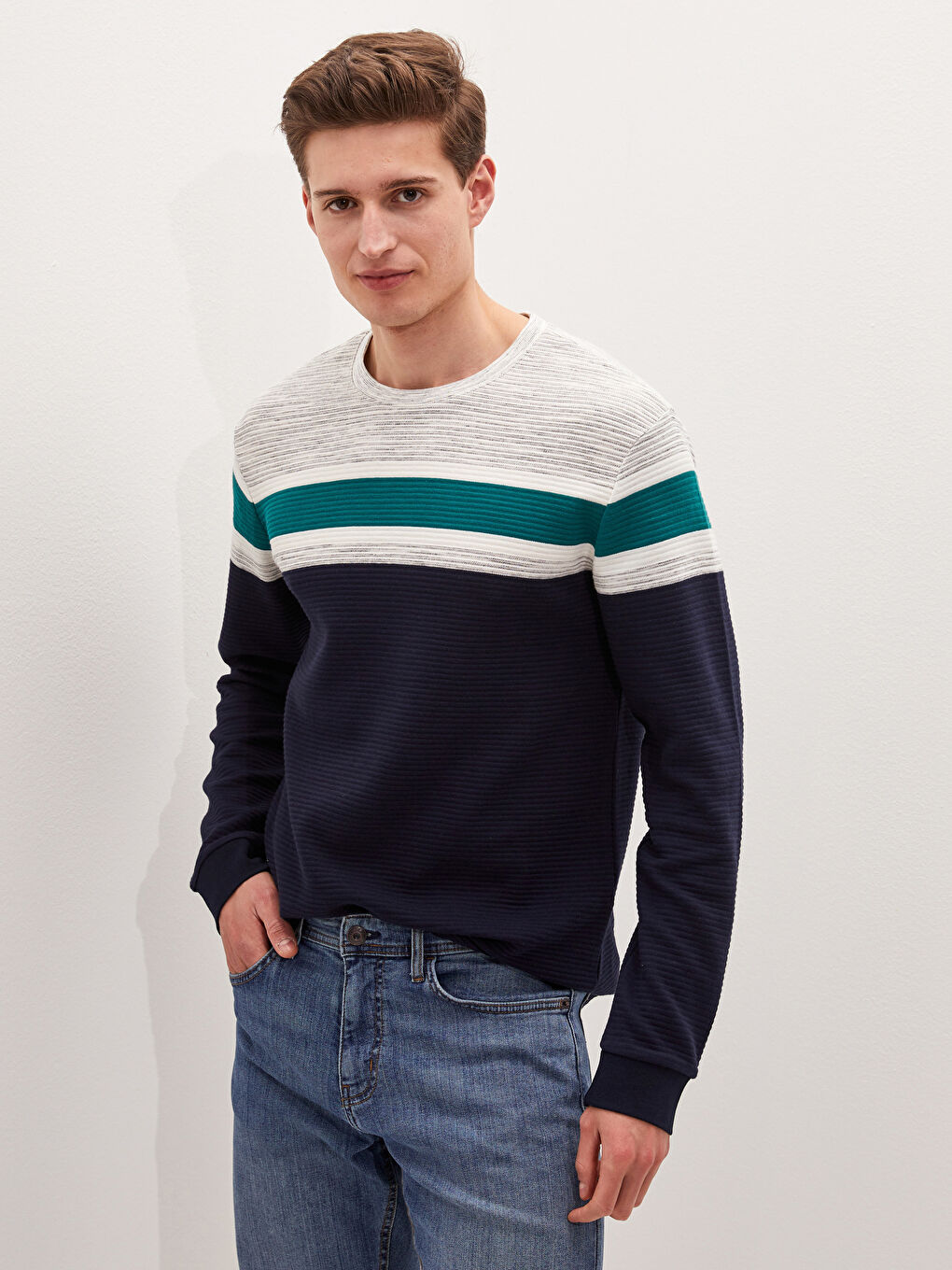 تيشيرت رجالي مُخَطَّط كم طويل برقبة دائرية-4