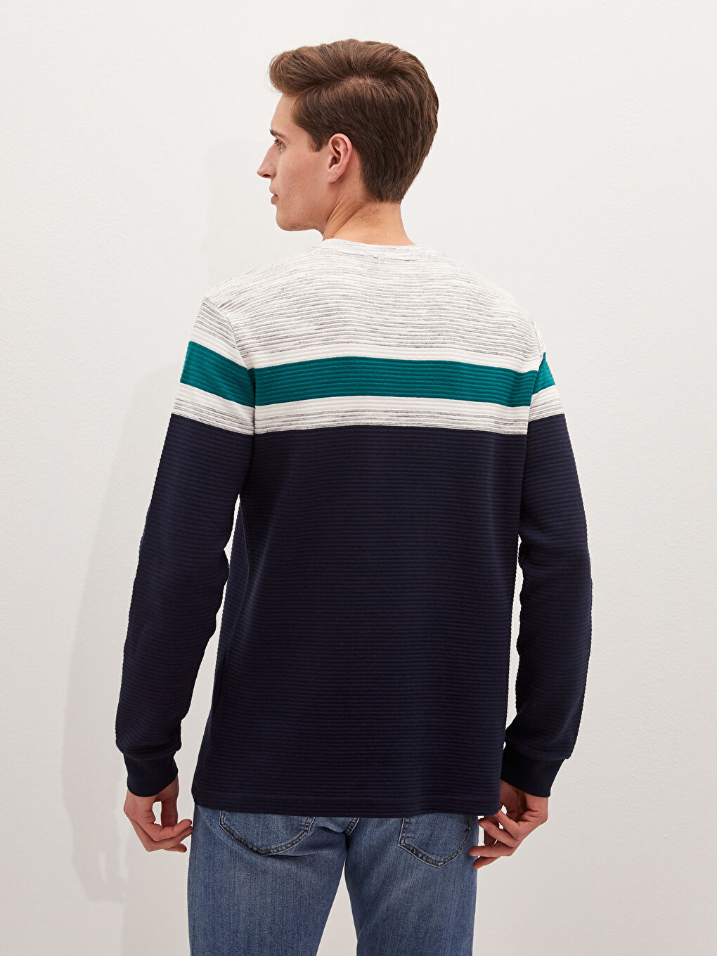 تيشيرت رجالي مُخَطَّط كم طويل برقبة دائرية-5