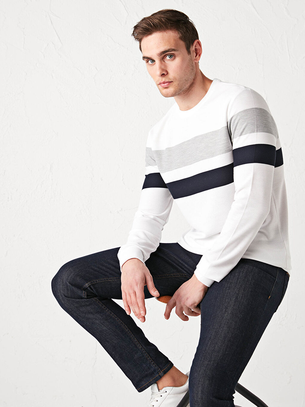 Beyaz Bisiklet Yaka Uzun Kollu Renk Bloklu Erkek Sweatshirt-1