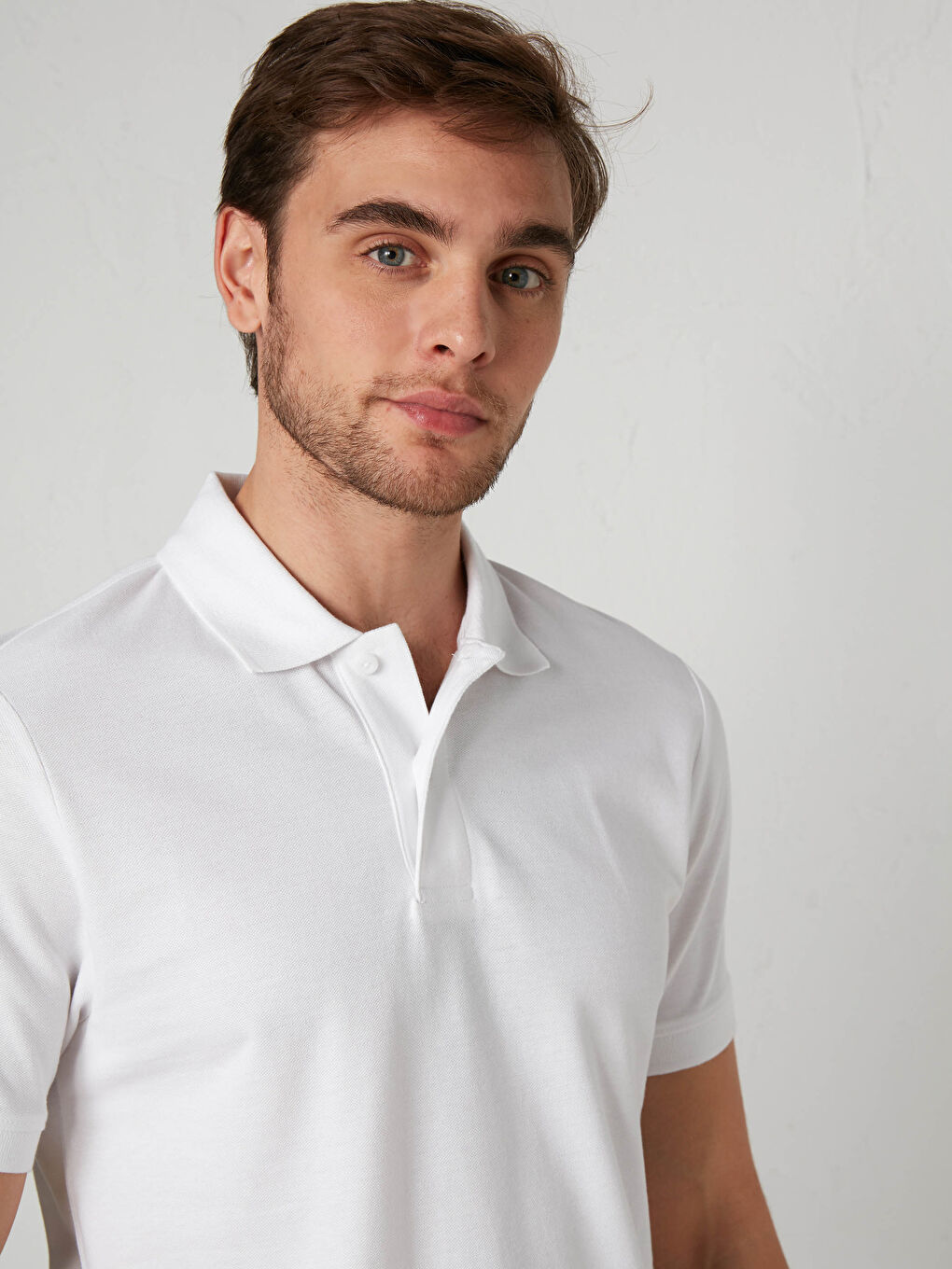 Beyaz Polo Yaka Pamuklu Tişört-1