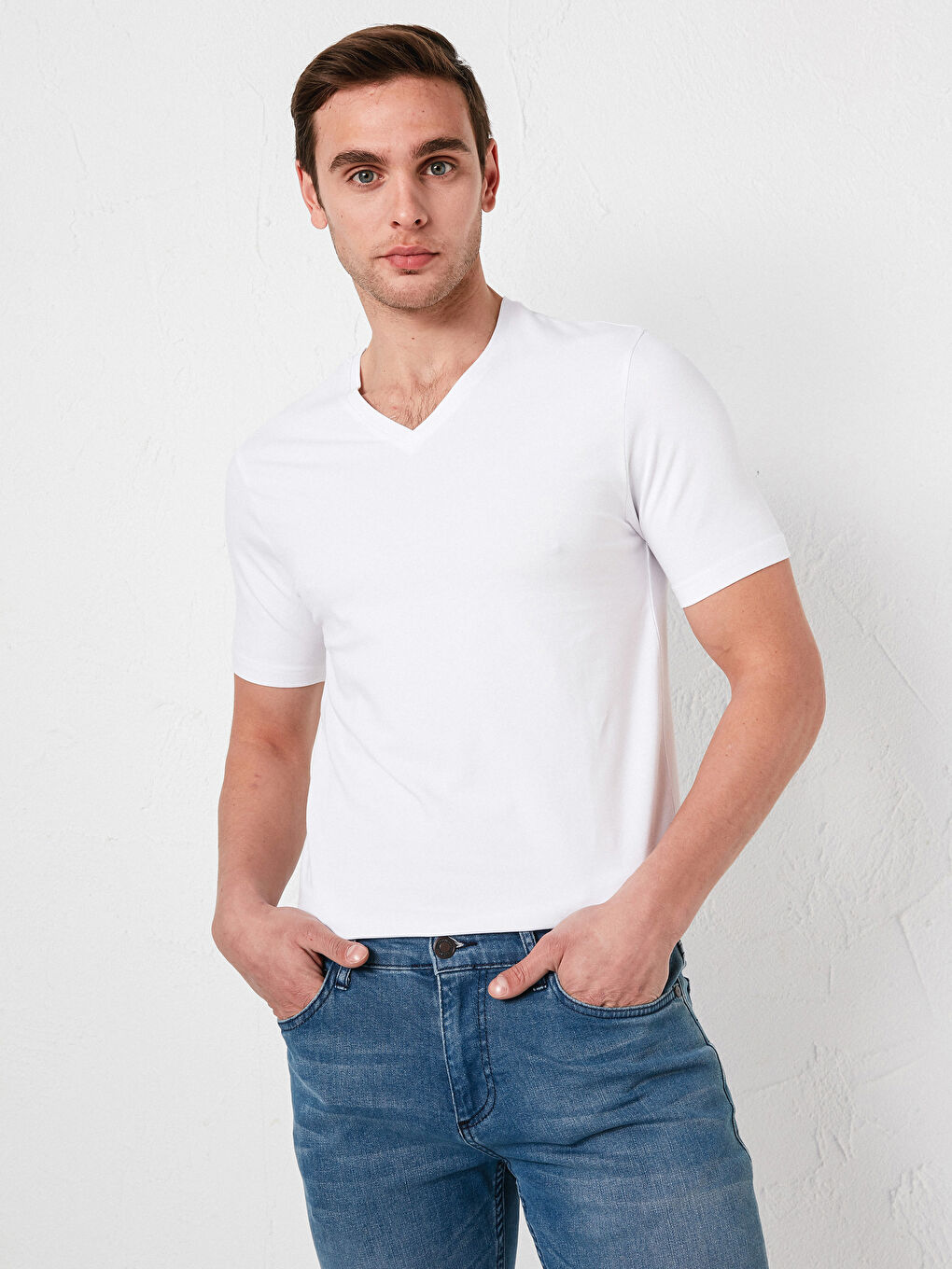 Базовая мужская футболка с V-образным вырезом и коротким рукавом-1