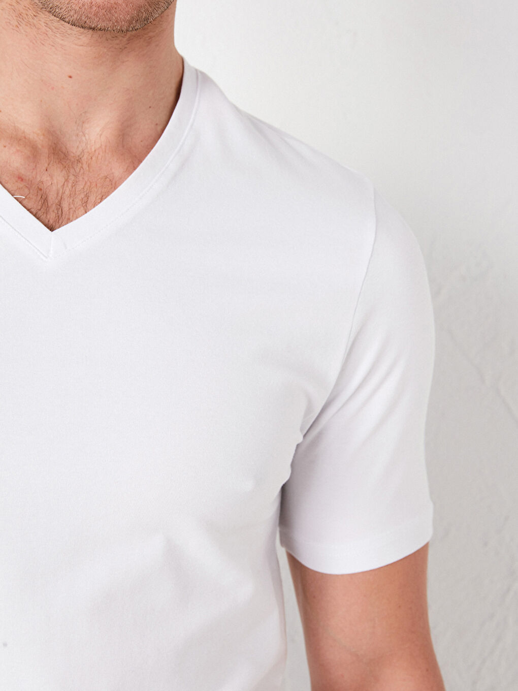 Базовая мужская футболка с V-образным вырезом и коротким рукавом-2