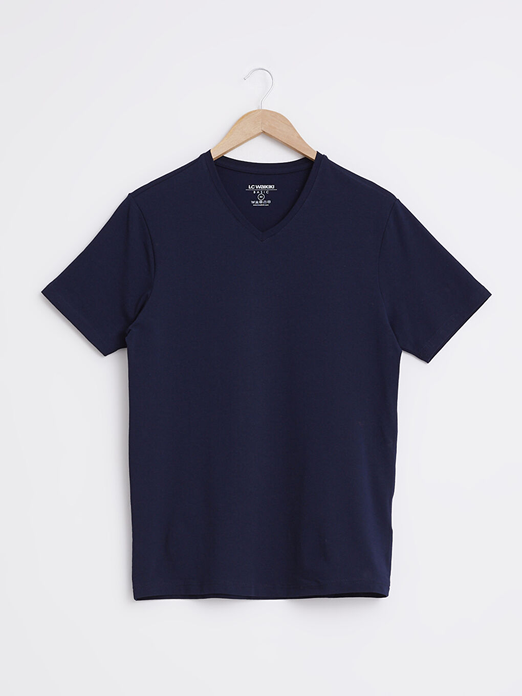تي شيرت أساسي بياقة على شكل حرف V وكم قصير