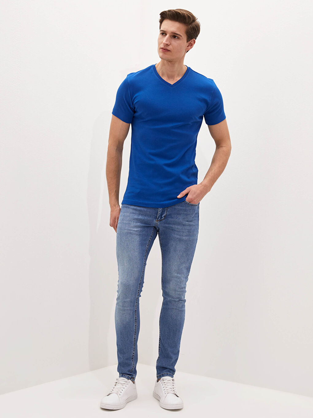Mavi V Yaka Kısa Kollu Basic Penye Erkek Tişört-3