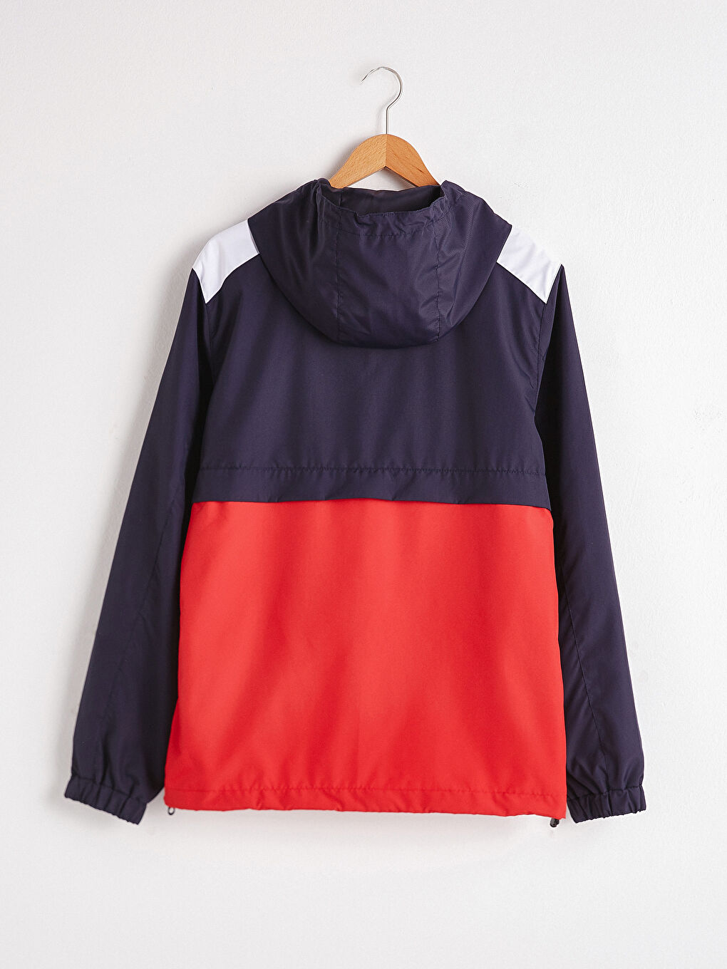 Приталенное пальто с капюшоном и карманом-кенгуру-7