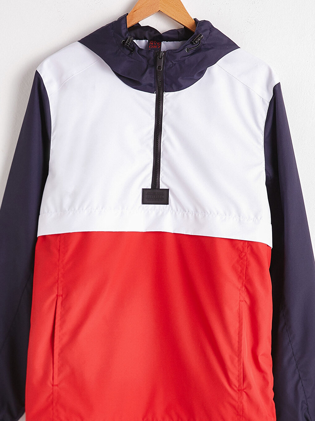 Приталенное пальто с капюшоном и карманом-кенгуру-8