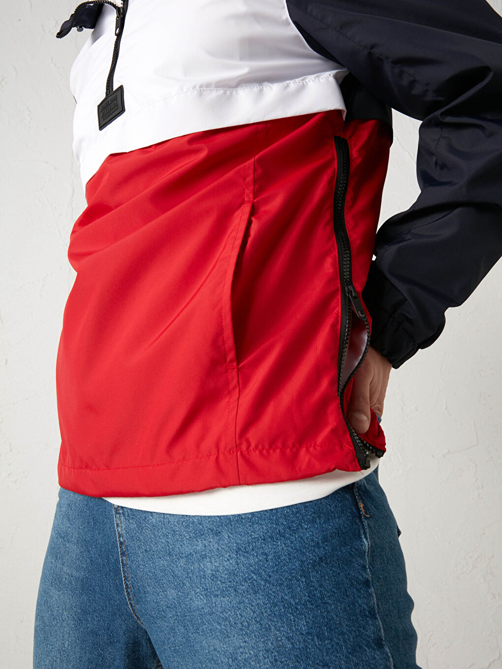 Приталенное пальто с капюшоном и карманом-кенгуру-4