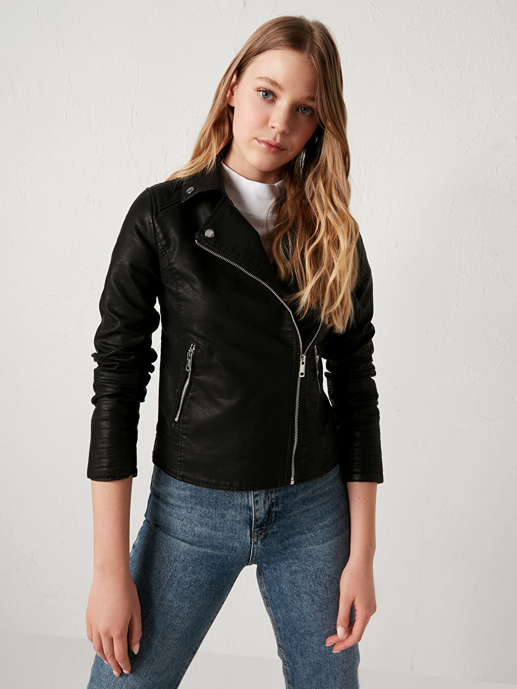 Siyah Ceket Yaka Düz Fermuar Kapamalı Uzun Kollu Kadın Deri Görünümlü Mont