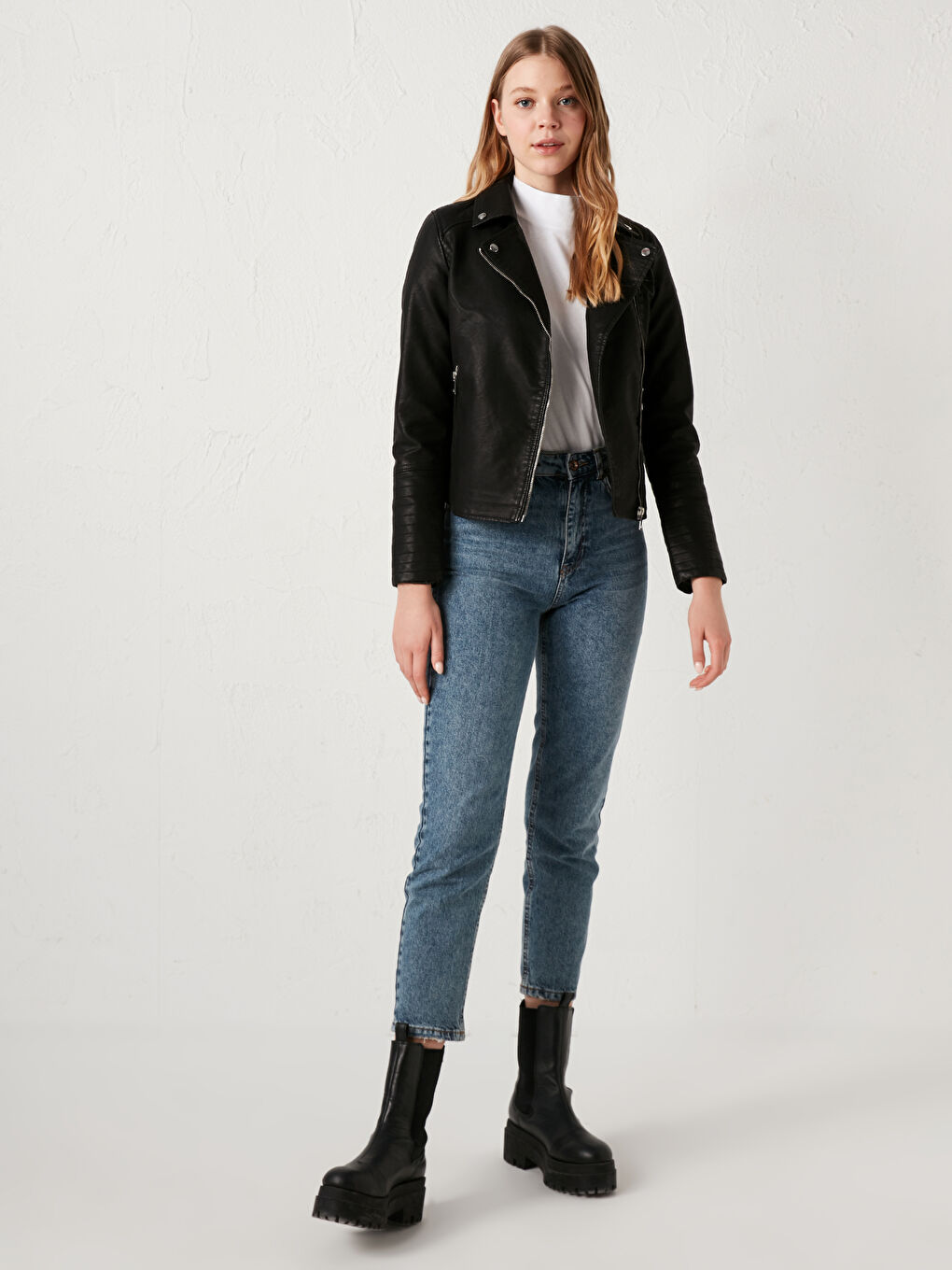 Siyah Ceket Yaka Düz Fermuar Kapamalı Uzun Kollu Kadın Deri Görünümlü Mont-2