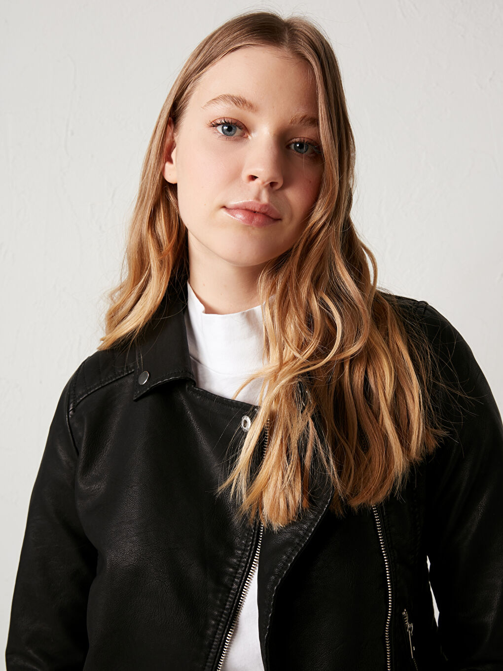 Siyah Ceket Yaka Düz Fermuar Kapamalı Uzun Kollu Kadın Deri Görünümlü Mont-3