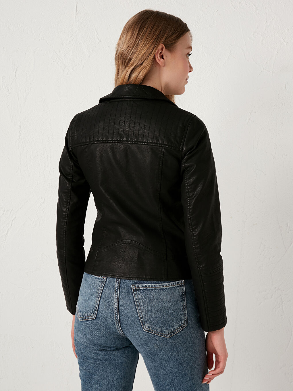 Siyah Ceket Yaka Düz Fermuar Kapamalı Uzun Kollu Kadın Deri Görünümlü Mont-4