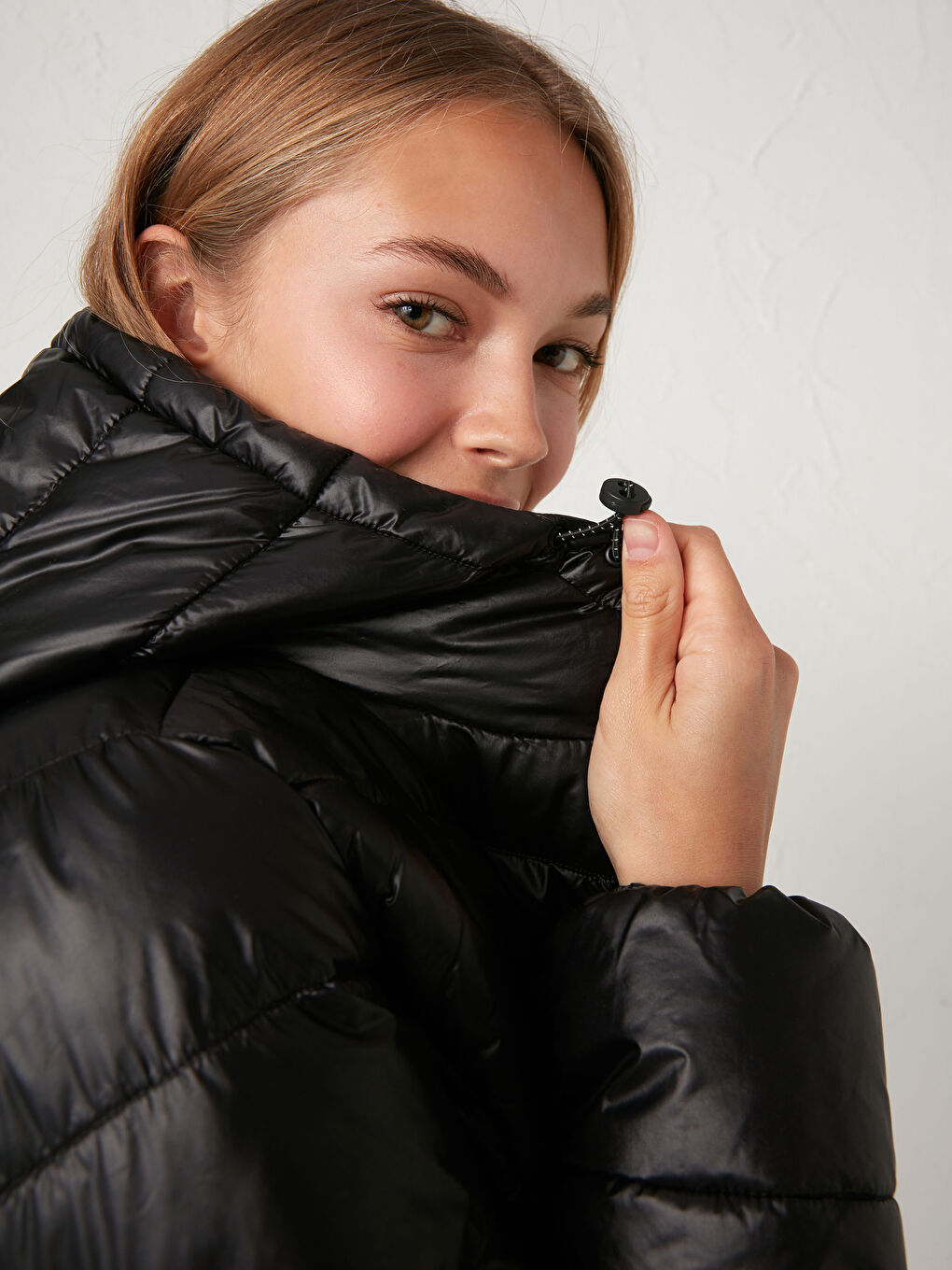 پاڵتۆی پوفەری کڵاودار سادە بۆ ژنان-1