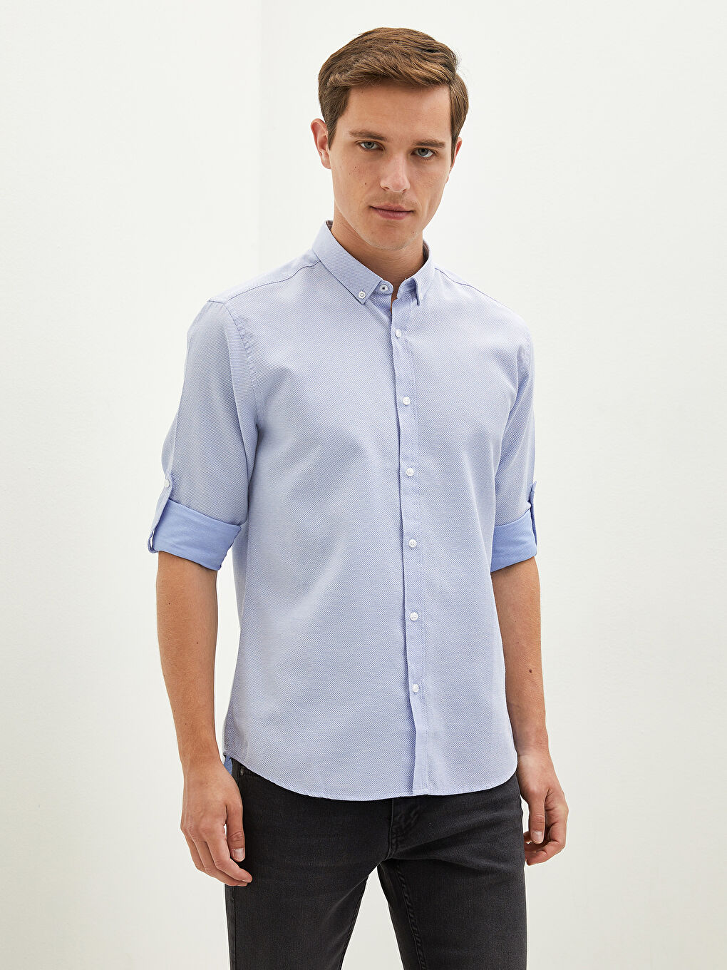 Приталена чоловіча сорочка з довгим рукавом з тканини армюр