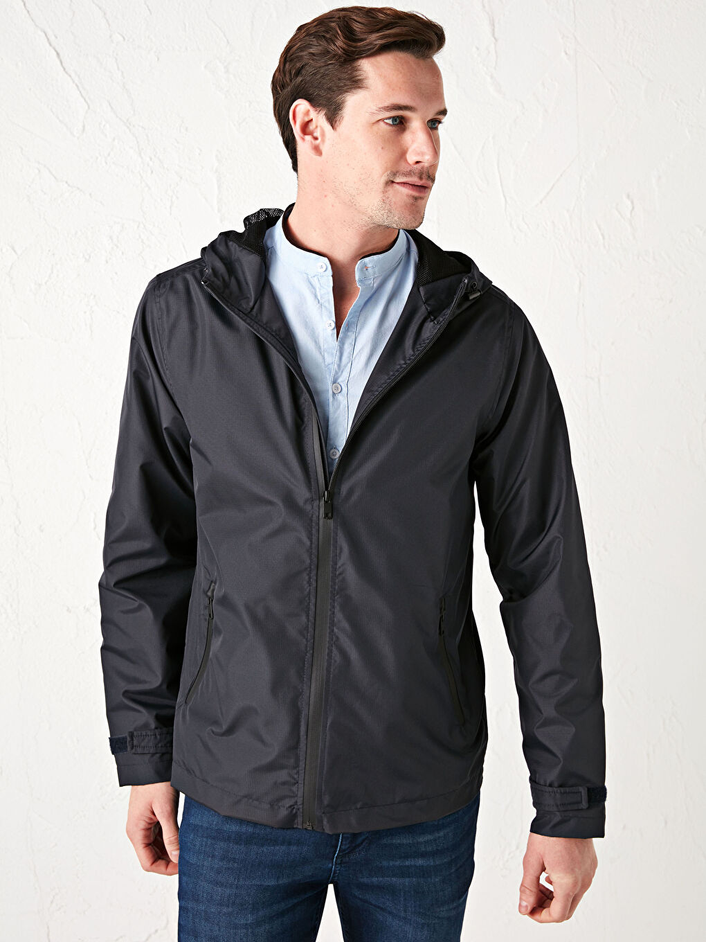 Тонкий мужской дождевик с капюшоном и вертикальным воротником-1