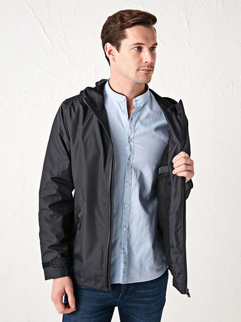 Тонкий мужской дождевик с капюшоном и вертикальным воротником-2