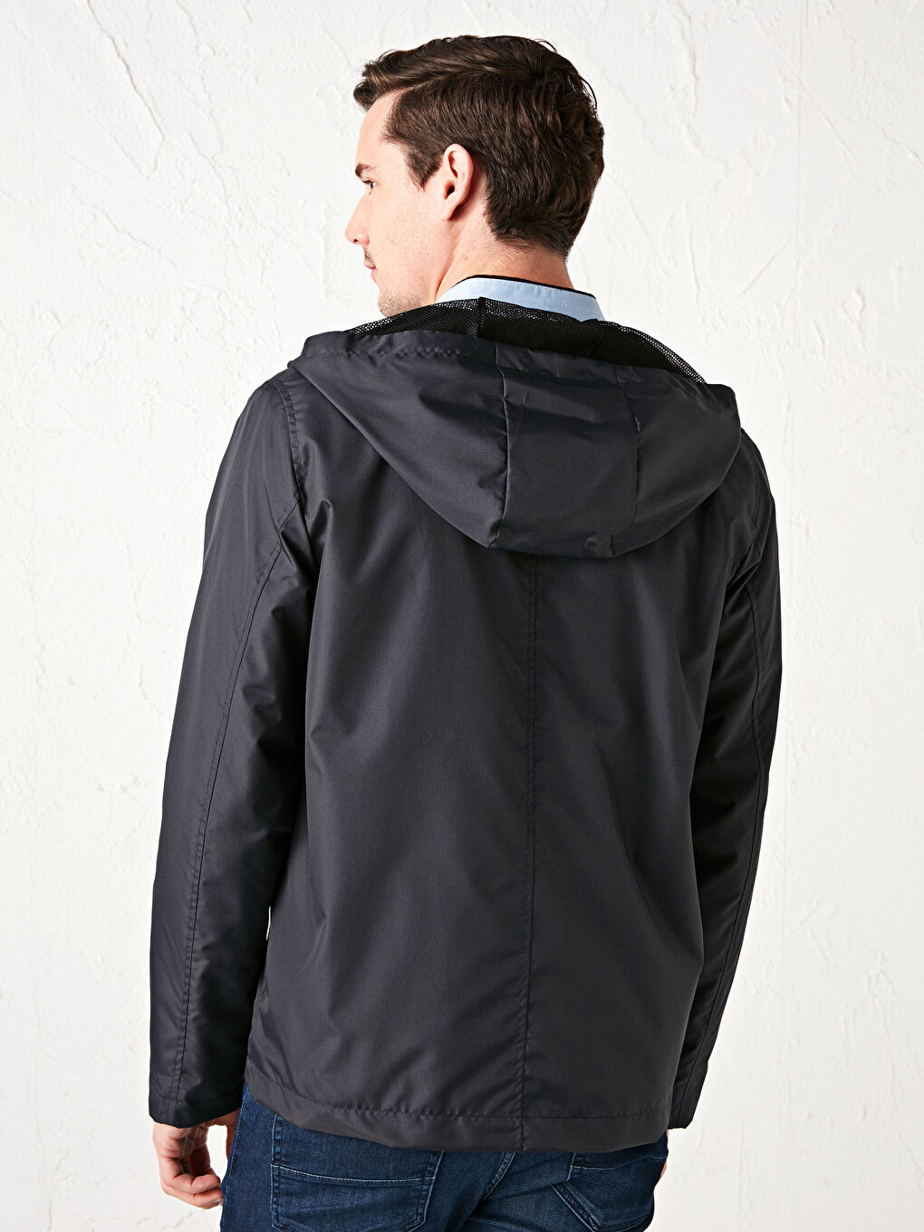 Тонкий мужской дождевик с капюшоном и вертикальным воротником-4